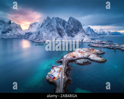 Vue aérienne de Hamnoy au coucher du soleil spectaculaire en hiver en Norvège Banque D'Images