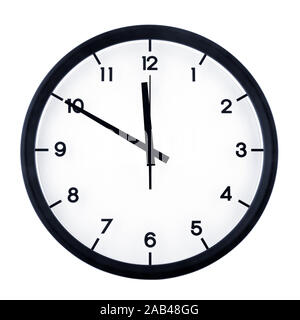 Horloge analogique classique pointant sur onze cinquante, isolé sur fond blanc. Banque D'Images