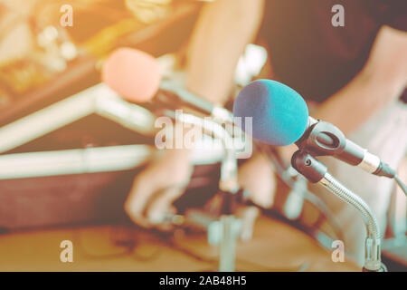 Deux microphones avec éponges bleu et rouge sur un support placé avec écouteurs sur la table avec l'image du barbouillage du technicien audio a été l'installation et le sev Banque D'Images