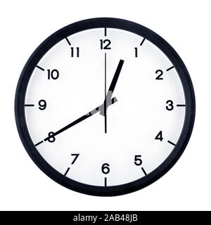 Horloge analogique classique pointant sur douze quarante, isolé sur fond blanc. Banque D'Images