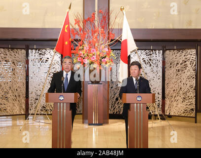 Tokyo, Japon. 25Th Nov, 2019. Le Conseiller d'Etat chinois et le ministre des Affaires étrangères Wang Yi et le Ministre japonais des affaires étrangères Toshimitsu Motegi remplissent conjointement la presse à l'issue de leurs entretiens à Tokyo, Japon, le 25 novembre 2019. Crédit : Du Xiaoyi/Xinhua/Alamy Live News Banque D'Images