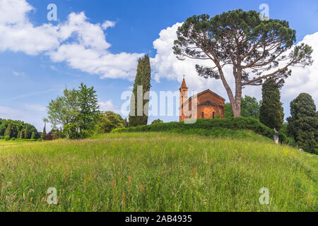 L'église rouge de Pomelasca situé dans la campagne lombarde, Arosio, province de Côme, Brianza, Italie, Europe Banque D'Images