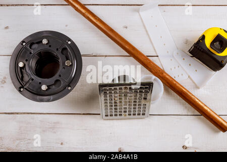 Drain de douche dans la plomberie outils sur un des tuyaux de cuivre Banque D'Images