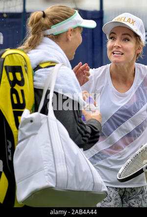 Bethanie Mattek-Sands (USA) plaisanter avec Caroline Wozniacki (Den) sur la pratique d'un tribunal sur la vallée de la Nature International, le Devonshire Park, Eastbourn Banque D'Images