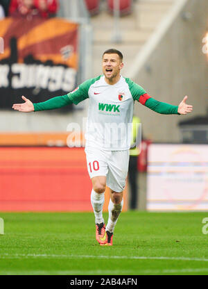 Augsburg, Allemagne. 24 Nov, 2019. Football Augsburg-Berlin, Augsbourg, le 24 novembre 2019. Daniel Baier, FCA 10 FC AUGSBURG - Hertha BSC Berlin - DFL RÈGLEMENT INTERDIT TOUTE UTILISATION DES PHOTOGRAPHIES comme des séquences d'images et/ou quasi-vidéo - 1.German Soccer League, Augsbourg, le 24 novembre 2019. Saison 2019/2020, journée 12, Crédit : Peter Schatz/Alamy Live News Banque D'Images