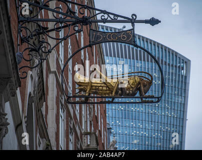 Gresham Grasshopper signe en face de talkie Walkie bâtiment dans la ville de Londres Banque D'Images