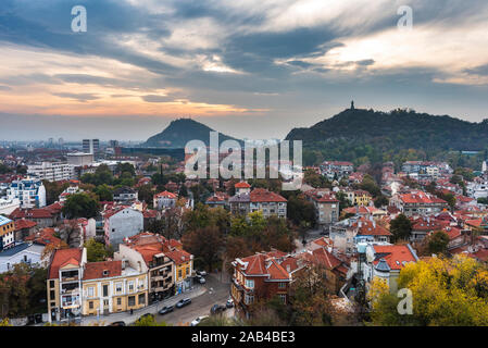 L'automne panoramique coucher de soleil sur Plovdiv - capitale européenne de la culture 2019 et la plus ancienne ville en vie en Europe, Bulgarie Banque D'Images