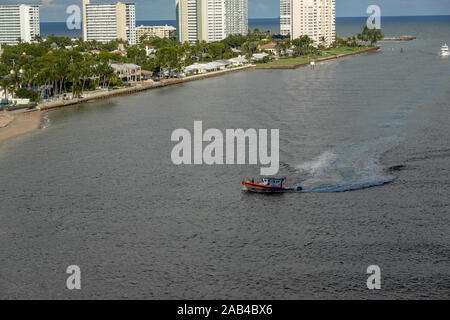 Ft. Lauderdale, FL/USA - 10/30/19 : un bateau de la Garde côtière américaine escorte un navire de croisière dans ou hors de l'orifice de l'océan. Banque D'Images