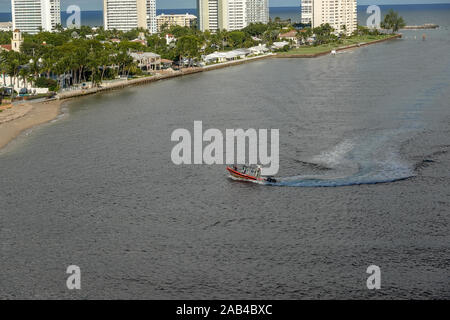 Ft. Lauderdale, FL/USA - 10/30/19 : un bateau de la Garde côtière américaine escorte un navire de croisière dans ou hors de l'orifice de l'océan. Banque D'Images