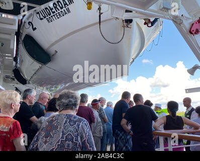 Ft. Lauderdale, FL/USA-10/30/19 : un bateau de croisière muster percer où tous les passagers et l'équipage sont de faire rapport à leur poste de rassemblement est en cas d'émerger Banque D'Images