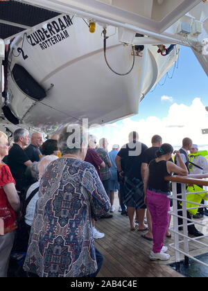 Ft. Lauderdale, FL/USA-10/30/19 : un bateau de croisière muster percer où tous les passagers et l'équipage sont de faire rapport à leur poste de rassemblement est en cas d'émerger Banque D'Images