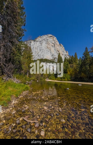 North Dome se lever au-dessus de la Kings River le long de la prairie Zumwalt Boucle dans la région de Cedar Grove au Kings Canyon National Park, California, USA Banque D'Images