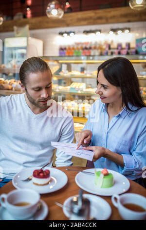 L'homme et de la femme de discuter ensemble des invitations de mariage Banque D'Images