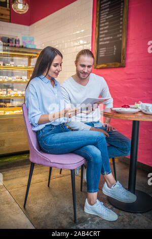 Sensation de couple heureux tout en discutant de mariage future Banque D'Images