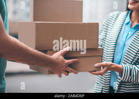 Close up of delivery man passant boîtes avec commande au client Banque D'Images