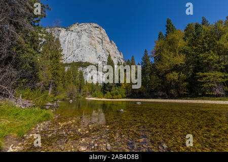 North Dome se lever au-dessus de la Kings River le long de la prairie Zumwalt Boucle dans la région de Cedar Grove au Kings Canyon National Park, California, USA Banque D'Images