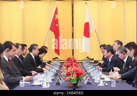 Tokyo, Japon. 25Th Nov, 2019. Le Conseiller d'Etat chinois et le ministre des Affaires étrangères Wang Yi s'entretient avec le Ministre des affaires étrangères japonais Toshimitsu Motegi à Tokyo, Japon, le 25 novembre 2019. Crédit : Du Xiaoyi/Xinhua/Alamy Live News Banque D'Images