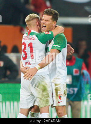 Augsburg, Allemagne. 24 Nov, 2019. Football Augsburg-Berlin, Augsbourg, le 24 novembre 2019. Florian NIEDERLECHNER, FCA 7 célèbre son but, heureux, rire, fête, 4-0 avec Philipp MAX, CAF 31 FC AUGSBURG - Hertha BSC Berlin 4-0 - DFL RÈGLEMENT INTERDIT TOUTE UTILISATION DES PHOTOGRAPHIES comme des séquences d'images et/ou quasi-vidéo - 1.German Soccer League, Augsbourg, le 24 novembre 2019. Saison 2019/2020, journée 12, Crédit : Peter Schatz/Alamy Live News Banque D'Images