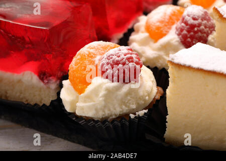 Sweet cookies, libre de toutes sortes de gâteaux sur réception de mariage ou événement Banque D'Images