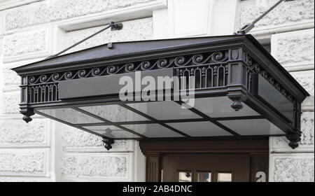 Boîte rectangulaire noire vierge sur la maquette vintage à auvent Banque D'Images