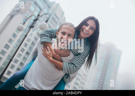 Couple heureux et excité avant de se marier Banque D'Images