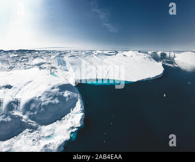 Iceberg et la glace de glacier en nature paysage arctique à Ilulissat, Groenland. Drone aérien photo d'icebergs à Ilulissat. Touchés par Banque D'Images