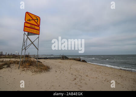 Mechelinki, Pologne 23rd, novembre 2019 Les pêcheurs et les écologistes que d'alerte en raison de la décharge d'une saumure dans la mer, les poissons tombent malades et meurent. Chaque troisième poisson dans la baie est malade, l'atrophie des tissus a l'oeil, et les blessures sur le corps. Dans la saumure dumping Pipeline Puck Bay (mer Baltique) à partir de la caverne, le rinçage de la compagnie de gaz appartenant à l'Etat PGNiG est vu. © Vadim Pacajev / Alamy Live News Banque D'Images