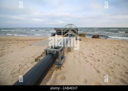 Mechelinki, Pologne 23rd, novembre 2019 Les pêcheurs et les écologistes que d'alerte en raison de la décharge d'une saumure dans la mer, les poissons tombent malades et meurent. Chaque troisième poisson dans la baie est malade, l'atrophie des tissus a l'oeil, et les blessures sur le corps. Dans la saumure dumping Pipeline Puck Bay (mer Baltique) à partir de la caverne, le rinçage de la compagnie de gaz appartenant à l'Etat PGNiG est vu. © Vadim Pacajev / Alamy Live News Banque D'Images