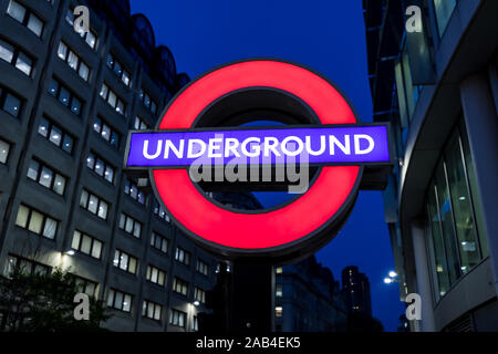 Londres - le 20 novembre 2019 : London Underground tube logo rouge signe gare de nuit Banque D'Images