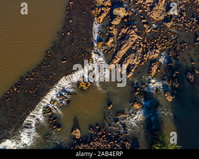 Vue aérienne d'un wier sur la rivière Mazowe, au Zimbabwe. Banque D'Images