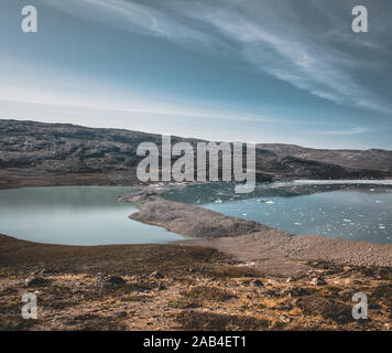 Glacier du Groenland avec la glace de mer et un paysage glaciaire près du glacier Eqip Sermia, Eqi dans l'ouest du Groenland arctique près de ville d'Ilulissat. Ciel bleu Banque D'Images