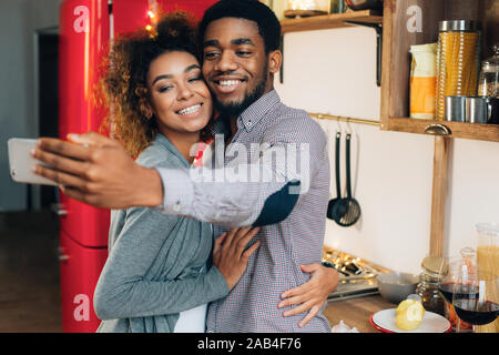 Black girl faire avec son petit ami cuisson selfies Banque D'Images