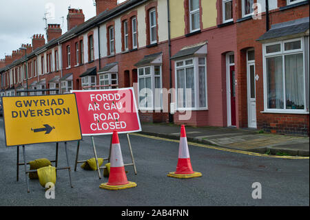 Pays de Galles Aberystwyth/UK 25 Novembre 2019 : bilingue route fermée et le détournement de la signalisation routière en gallois et en anglais : Ffordd ar Gau Banque D'Images