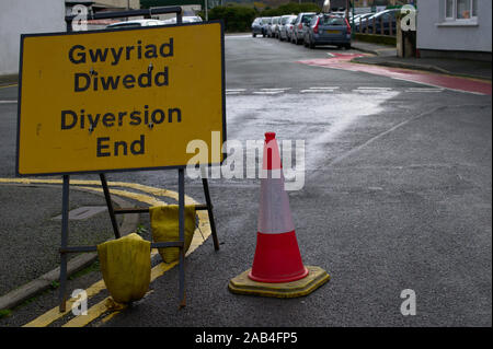 Pays de Galles Aberystwyth/UK 25 Novembre 2019 : détournement de trafic bilingue fin signe en anglais et en gallois : Gwyriad Diwedd Banque D'Images