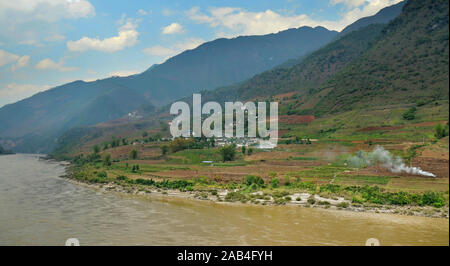 Vallée de Nujiang. Le Nujiang (son nom en chinois signifie « Raging River ») est le deuxième plus long fleuve d'Asie du Sud-est et est un site classé au patrimoine mondial de l'UNESCO. Banque D'Images