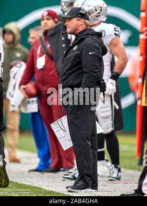 East Rutherford, New Jersey, USA. 24 Nov, 2019. Oakland Raiders entraîneur en chef Jon Gruden sur la touche pendant un match de la NFL entre les Raiders d'Oakland et les New York Jets à MetLife Stadium à East Rutherford, New Jersey. Duncan Williams/CSM/Alamy Live News Banque D'Images
