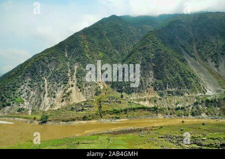 Vallée de Nujiang. Le Nujiang (son nom en chinois signifie « Raging River ») est le deuxième plus long fleuve d'Asie du Sud-est et est un site classé au patrimoine mondial de l'UNESCO. Banque D'Images