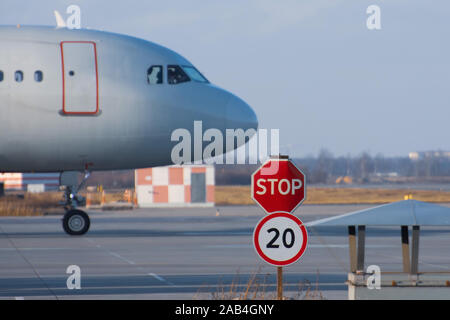 Panneau d'arrêt sur la route des véhicules de service sur la plate-forme de l'aéroport, le nez de l'avion Banque D'Images