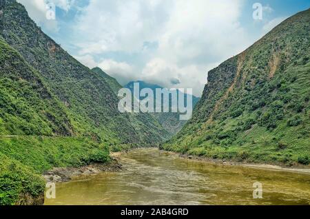 Vallée de Nujiang. Le Nujiang (son nom en chinois signifie « Raging River ») est le deuxième plus long fleuve d'Asie du Sud-est et est un site classé au patrimoine mondial de l'UNESCO. Banque D'Images