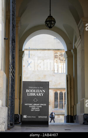 Avis Bienvenue à l'entrée de la bibliothèque bodléienne de l'université d'Oxford, en Angleterre. Banque D'Images