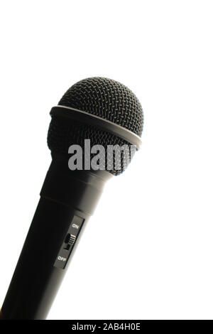 Microphone noir sur fond blanc est allumé et prêt à aller. Banque D'Images