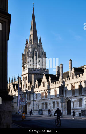 All Souls College façade sur rue principale avec l'église St Mary tour derrière elle, l'université d'Oxford, en Angleterre, sur une journée d'hiver ensoleillée. Banque D'Images