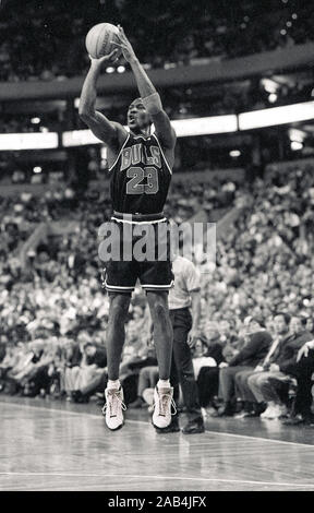 Chicago Bulls Michael Jordan tire la balle contre les Boston Celtics en action de jeu de basket-ball à l'entrée de la flotte en 1997 Boston ma photo de Bill belknap Banque D'Images