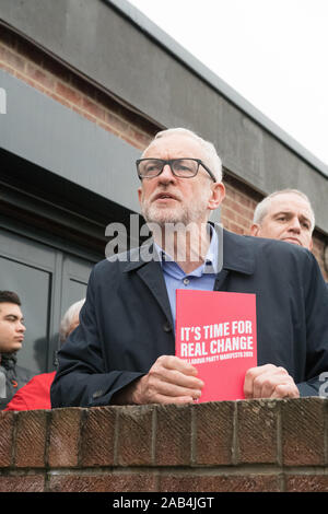 Centre communautaire de Beeston Rylands, Broxtowe, Nottinghamshire, Angleterre, Royaume-Uni. 25 mai. Novembre, 2019. Leader du travail à Jeremy Corbyn un rassemblement électoral du parti travailliste de Broxtowe, Nottingham en soutien à Greg Marshall, qui est le Parti du Travail pour candidat parlementaire au début de Broxtowe 2019 campagne électorale. Ce siège parlementaire qui a été remporté par Anna Soubry pour le parti conservateur par une marge étroite de 863 voix et maintenant comme un groupe indépendant pour le Crédit : AlanBeastall./Alamy Live News Banque D'Images