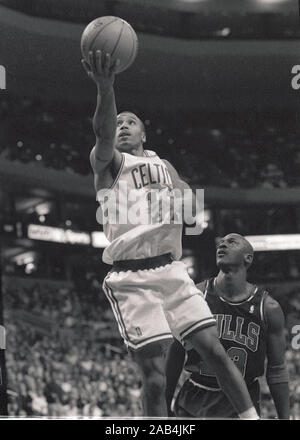 Boston Celtics Dana Barros pousses passé Chicago Bulls Michael Jordan en basket-ball jeu d'action au Fleet Center de Boston Ma saison 1997 photo de Bill belknap Banque D'Images