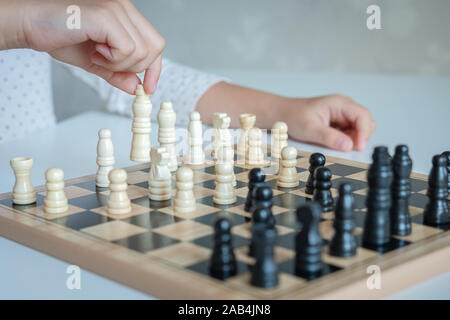 Une fille apprendre à jouer aux échecs Banque D'Images
