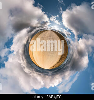 Petite Planète transformation du panorama sphérique de 360 degrés. Résumé sphérique vue aérienne dans la zone avec de beaux nuages. Courbure de sp Banque D'Images