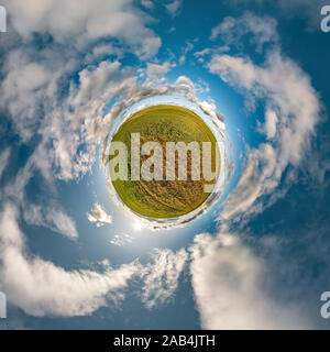 Petite Planète transformation du panorama sphérique de 360 degrés. Résumé sphérique vue aérienne dans la zone avec de beaux nuages. Courbure de sp Banque D'Images