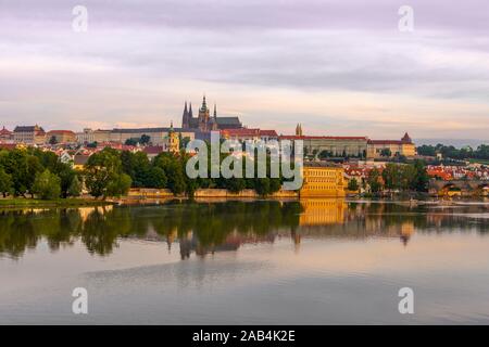 Vue sur la ville, la Vltava, le Pont Charles avec le Château de Prague et cathédrale Saint-Guy St, Prague, Bohemia, République Tchèque Banque D'Images