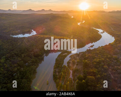 Vue aérienne de la rivière Mazowe dans le parc national du Zimbabwe Umfurudzi. Banque D'Images